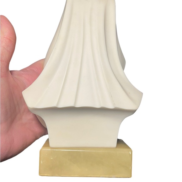 Vintage Alabaster Hand made Italy Carved Mary Madonna statue Mid century - Picture 5 of 7